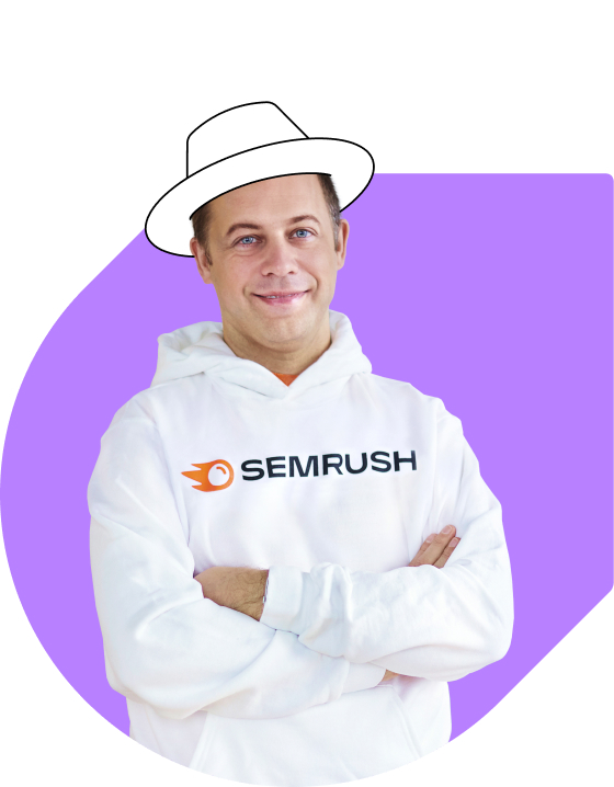 Foto des CEO und Gründer Oleg Shchegolev, der einen weißen Hoodie mit Semrush-Logo und einen weißen, gemalten Hut auf dem Kopf trägt